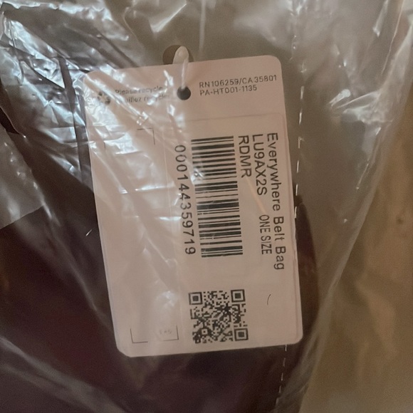 NWT Lululemon Everywhere Belt Bag Wine - Picture 4 of 9